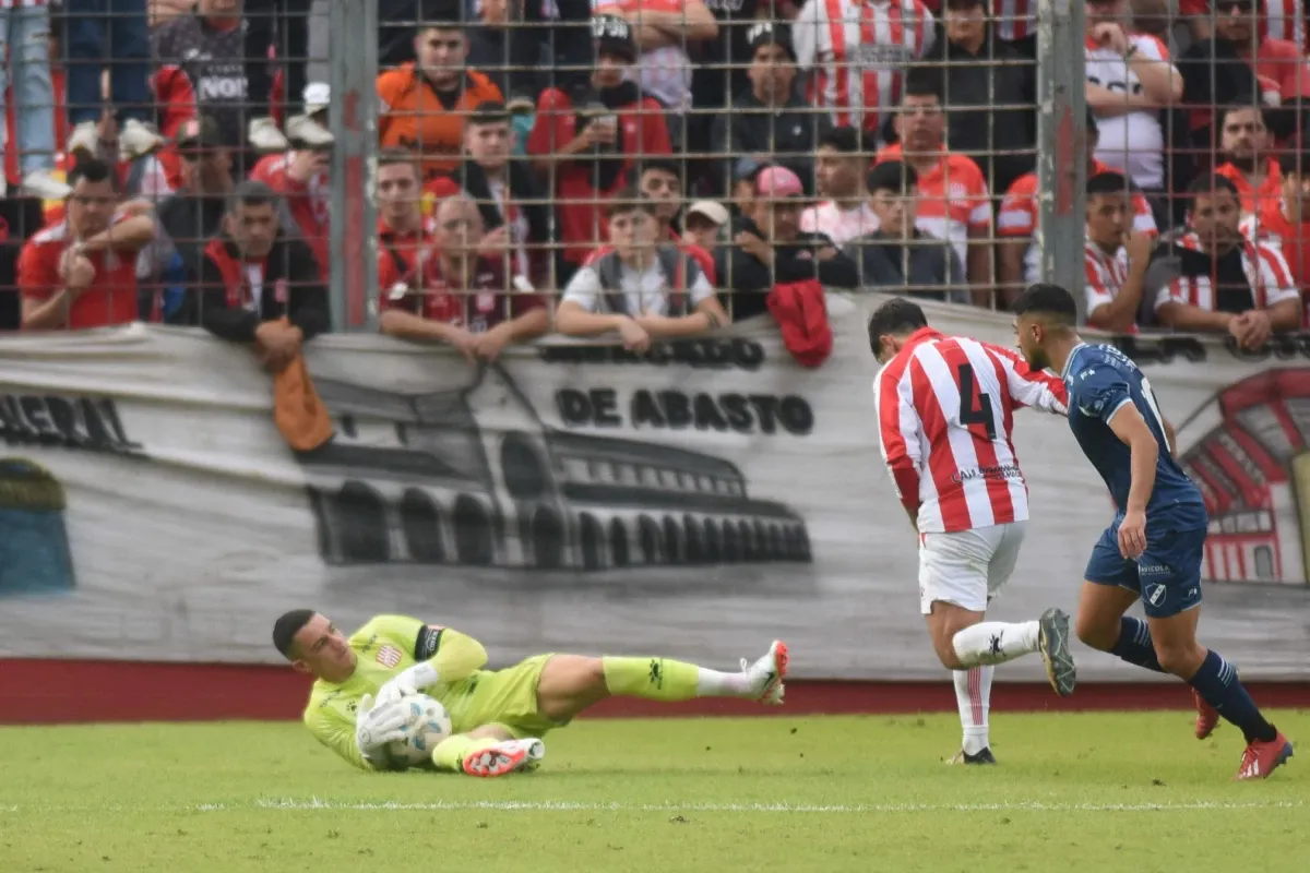 RÉCORD. Darío Sand es el arquero con más minutos sin recibir goles en la Primera Nacional.