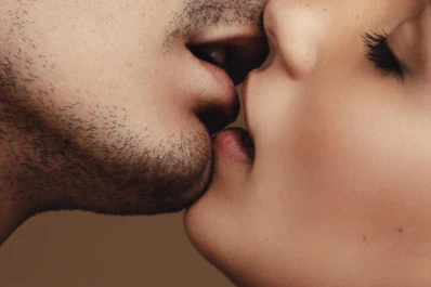 Besos en la boca: ¿aliados o enemigos de nuestra salud?