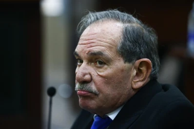 La política debajo de la alfombra