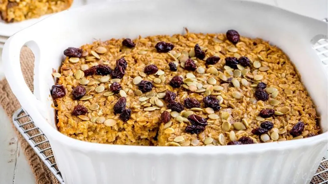 Una receta poco convencional para el desayuno: avena horneada