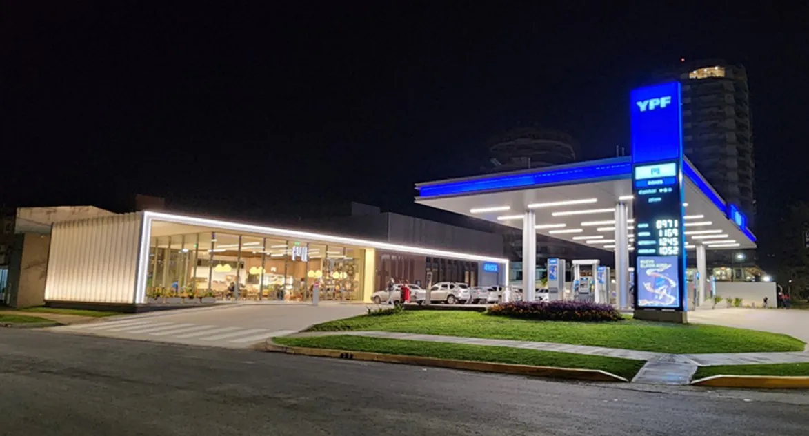 Estación EL BAJO, ubicada en AVENIDA GRAL MANUEL BELGRANO 4412 cuenta con FULL, BOXES y una amplia playa con 8 posiciones de carga.