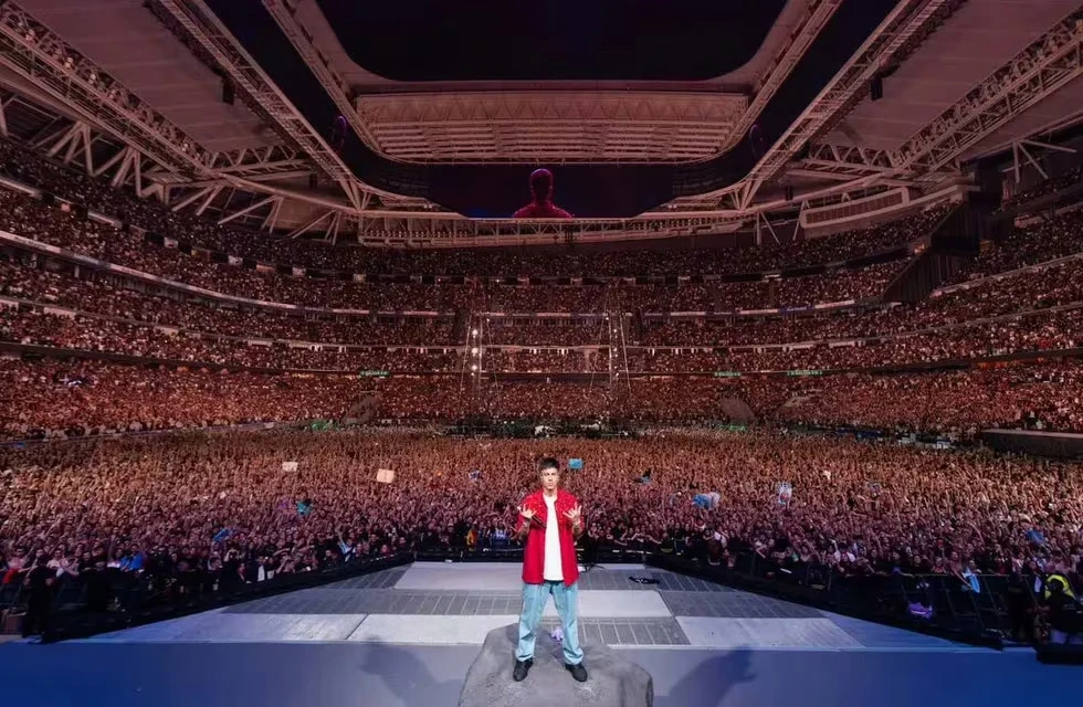 COLMADO. Las entradas para el recital se habían agotado hace más de seis meses. En el escenario, el cantante recibió a invitados famosos.