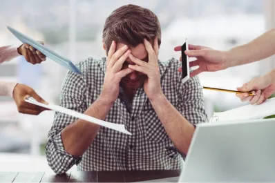 Los cuatro hábitos que debilitan la memoria a medida que envejecemos, según un experto