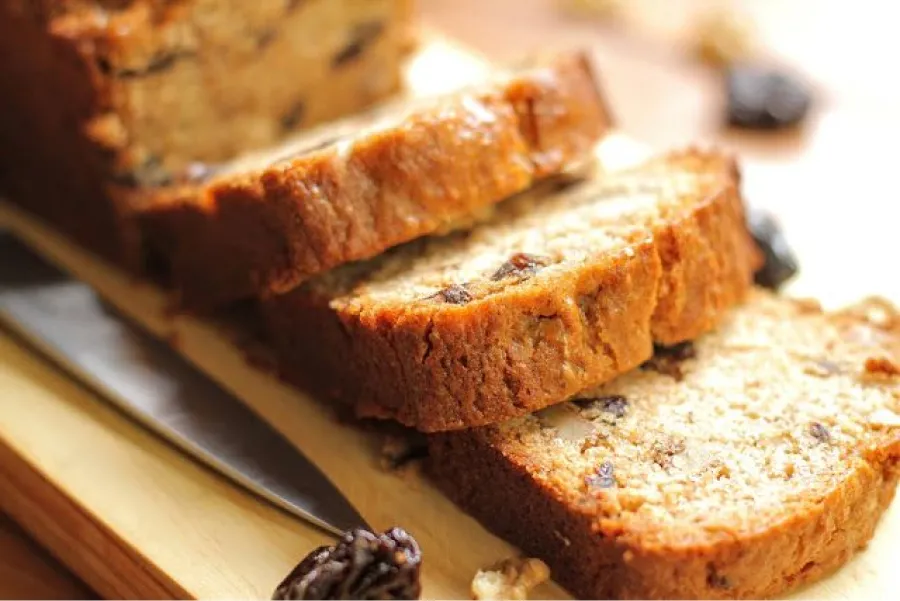 Budín de ciruelas saludable y esponjoso para disfrutar de algo dulce.