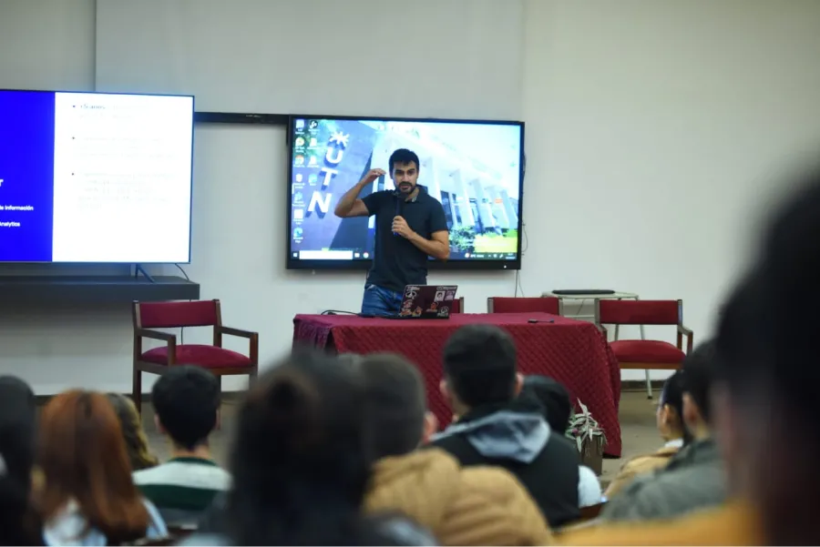 INGENIERÍA DE DATOS Y FÚTBOL. En el Mes de la Ingeniería, Aldo Escobar (foto) y Franco Tralice brindaron una charla en la que acercaron conceptos introductorios sobre procesamiento de datos y modelos predictivos. / FOTO: DIEGO ARÁOZ