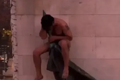 Un hombre desnudo trepó al monumento a los dos Congresos, en medio de disturbios en la plaza