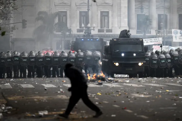 Convocan a una movilización para pedir la libertad de los detenidos durante la votación de la Ley Bases