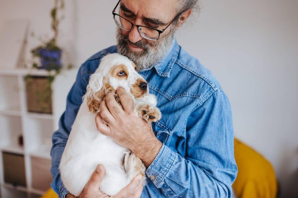 La forma correcta de cargar a nuestros perros es desde la parte inferior.
