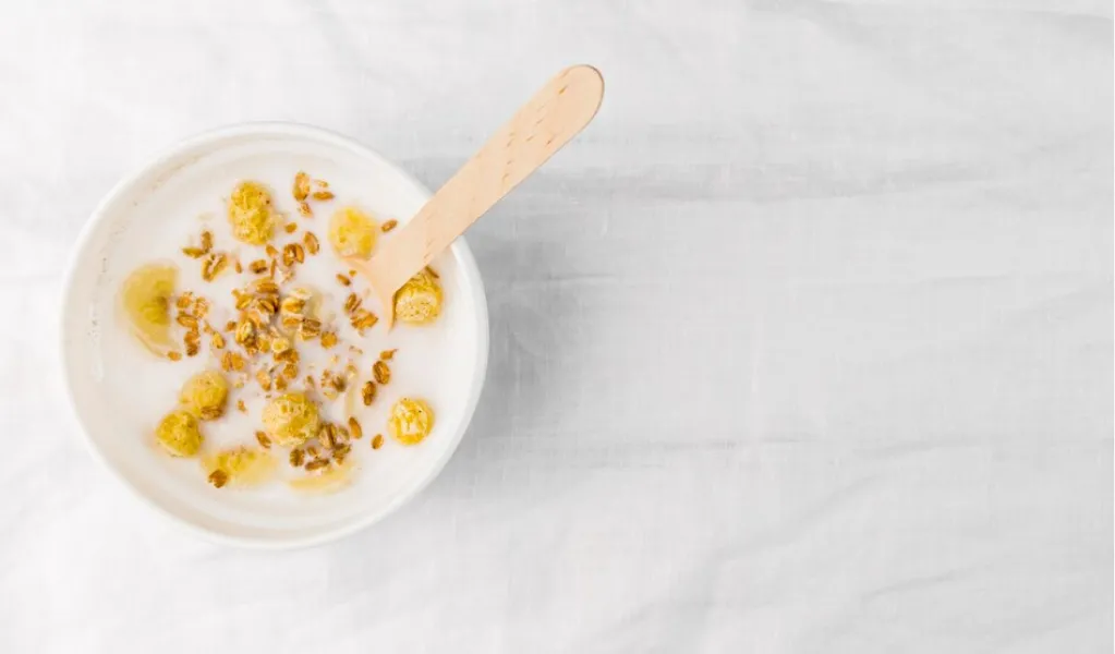 Mito o verdad: ¿la leche de avena provoca hinchazón abdominal?