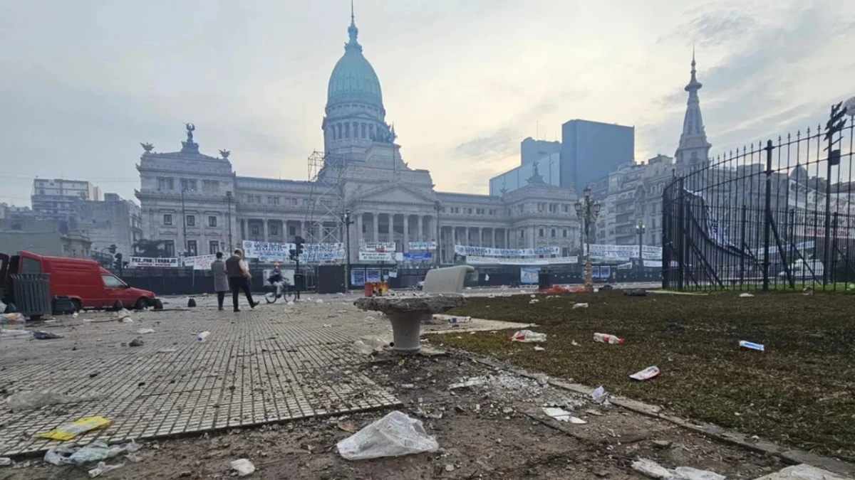 LEY BASES. Así quedó los alrededores del Congreso. 