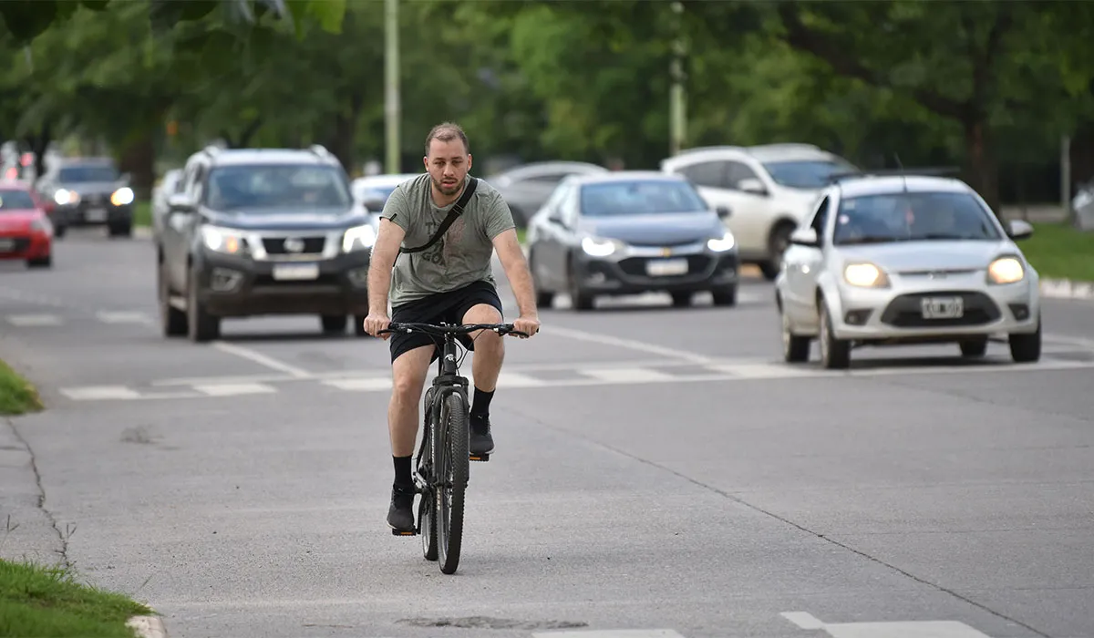 MANGAS CORTAS. Algunos tucumanos se animarán esta tarde a usar ropa más ligera a dias del inicio del invierno.