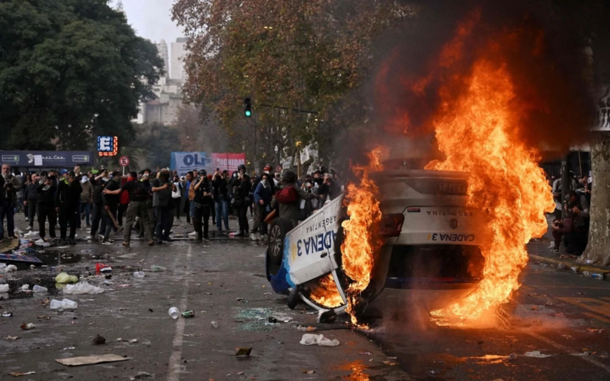 Adepa repudia el ataque incendiario contra un móvil de Cadena 3 en cercanías del Congreso 