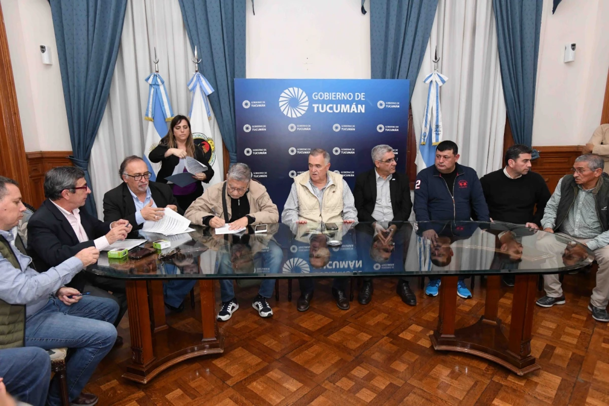 CASA DE GOBIERNO. Referentes del sector azucarero y funcionarios firmaron un acuerdo.