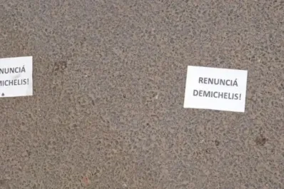 “Renunciá Demichelis”: los panfletos que aparecieron las inmediaciones de River tras las derrota con Riestra