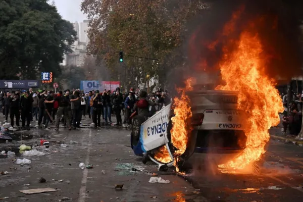 Adepa repudia el ataque incendiario contra un móvil de Cadena 3 en cercanías del Congreso
