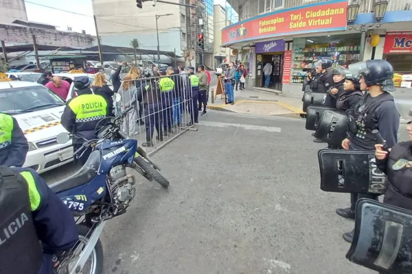 Choferes de taxi se movilizaron y protestan frente a la Casa de Gobierno y la Municipalidad