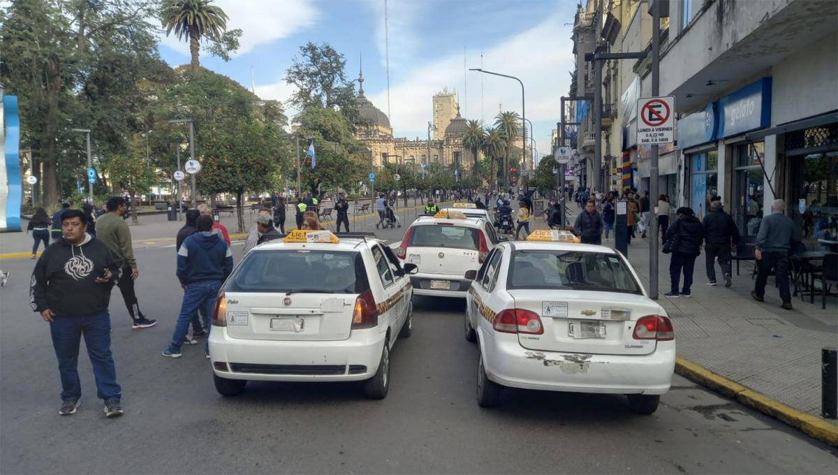 EN LA PLAZA. Algunos taxistas lograron ingresar antes de que la Policía corte el tránsito y coloque vallas.