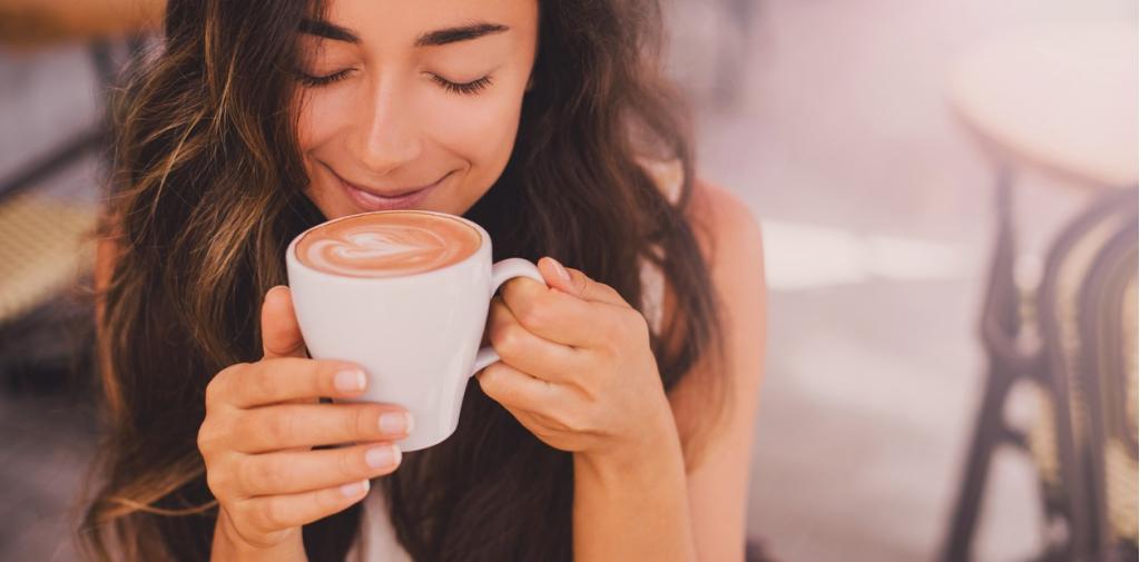 Se puede tomar el café con aceite de oliva de dos maneras.