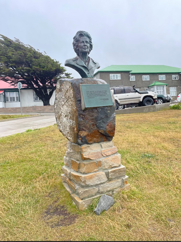 ESTADISTA. Con un busto, los isleños honran a Margaret Tatcher.
