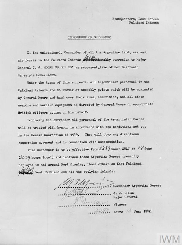 ACTA DE CAPITULACIÓN. El documento que el general Mario Benjamín Menéndez le firmó a los británicos para rubricar la rendición argentina.