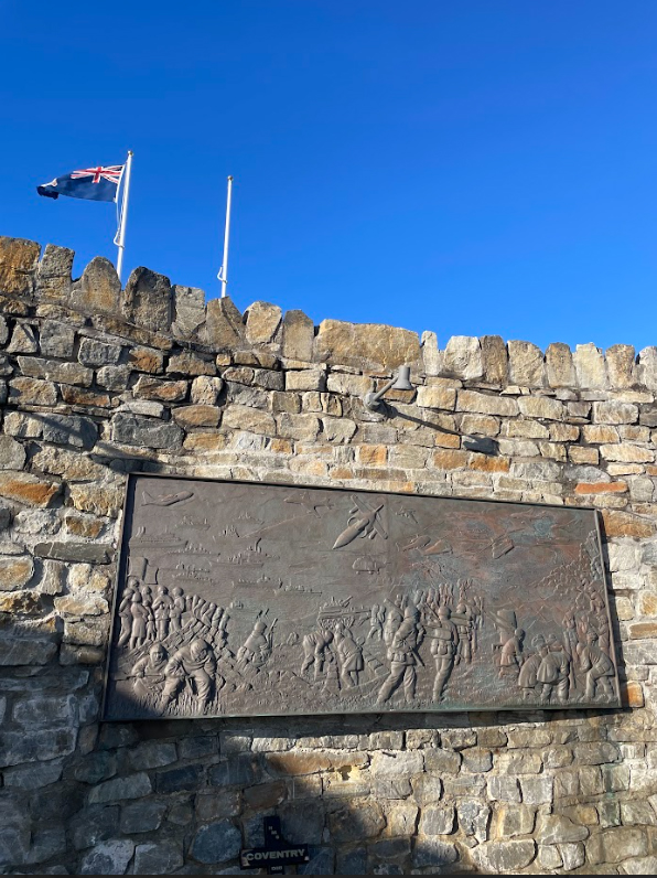 ESCULTURA EN RELIEVE. Una pared del Monumento Británico 1982 recrea en una placa una escena de los combates que se libraron en cielo, mar y tierra.