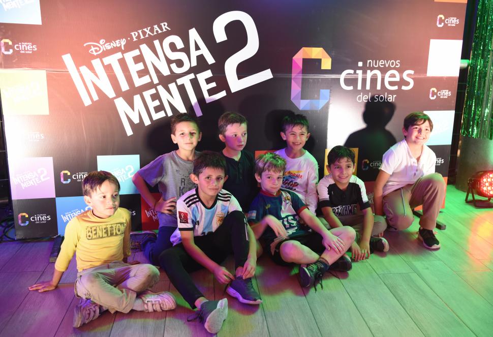 TODOS CONTENTOS. Algunos chicos salieron de la escuela y partieron directamente al cine; otros, se “escaparon” de sus actividades extracurriculares para no perderse la película.