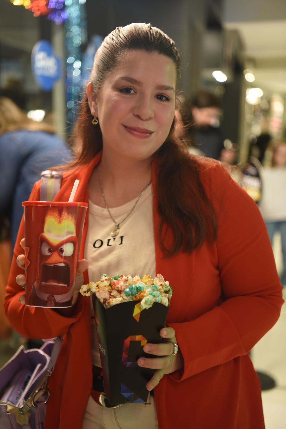 A TONO. Los pochoclos se tiñeron de color, y cada persona podía comprar un vaso con su emoción favorita de la película. Aquí, Furia.