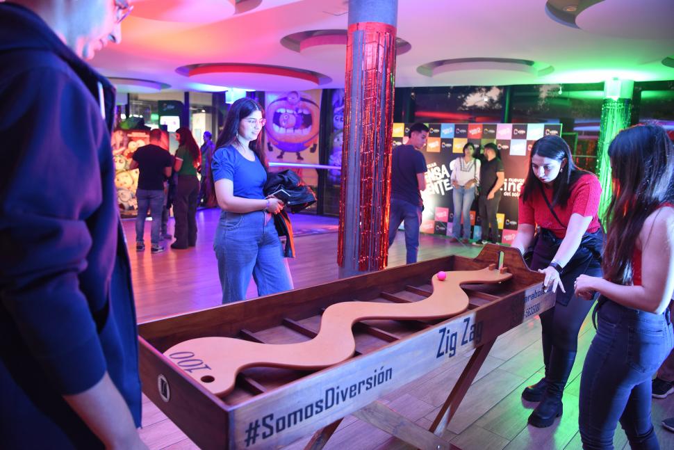 ACTIVIDADES. En el hall de los cines del Solar del Cerro se organizaron algunos juegos de ingenio para grandes y hasta un pelotero para chicos.