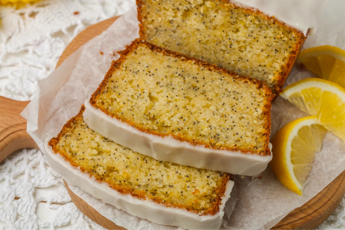 Budín de amapolas y limón para disfrutar en el desayuno.