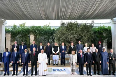 Milei y Francisco, dos argentinos entre los líderes de las siete democracias más ricas del mundo