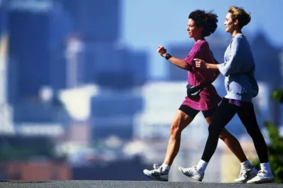 “Power Walking”: la estrategia de caminar para fortalecer los músculos sin exigirnos demasiado