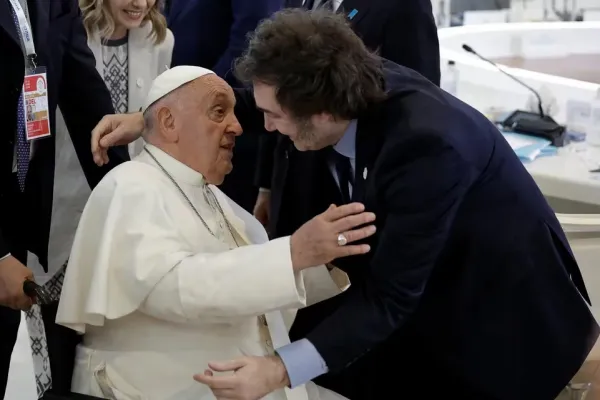 Javier Milei en el G7 se encontró con el papa Francisco y se tomó una foto con Joe Biden