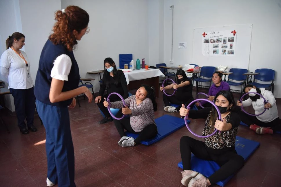 EN ACCIÓN. En la sala de embarazadas, las futuras mamás se preparan para el día más importante de su vida. 