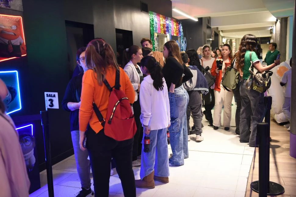 ESPERA. Ni bien comenzaron a llegar, los tucumanos se organizaron para ingresar a la sala. La fila se inició una hora antes del horario de la película. LA GACETA / FOTOs DE JOSé NUNO