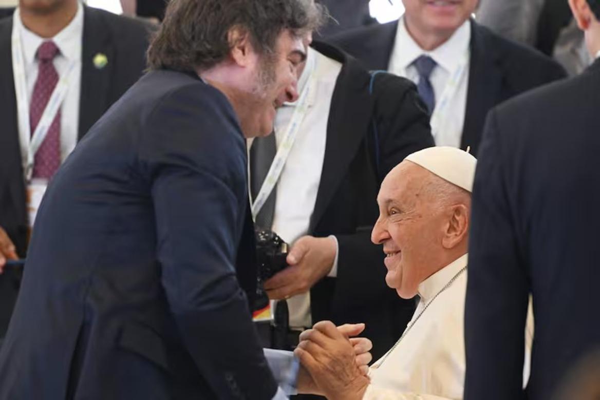 CON EL PAPA. El cálido saludo del Presidente argentino con Francisco.