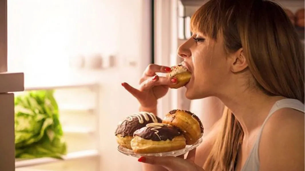 ¿Cómo afecta la comida chatarra a nuestro sueño?