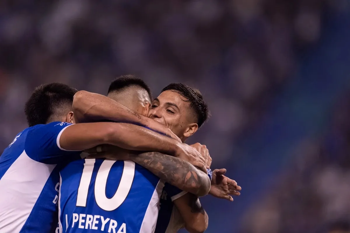 ABRAZO DE GOL. Mateo Coronel buscará volver a su mejor nivel en Atlético Tucumán.  FOTO DE MATÍAS NÁPOLI ESCALERO / ESPECIAL PARA LA GACETA