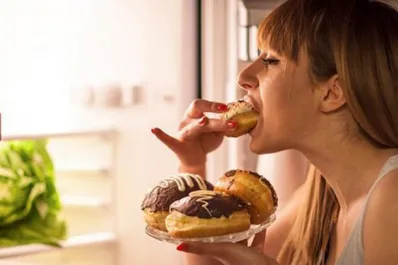 ¿Comés mal y dormís peor? Cómo la comida chatarra afecta el sueño