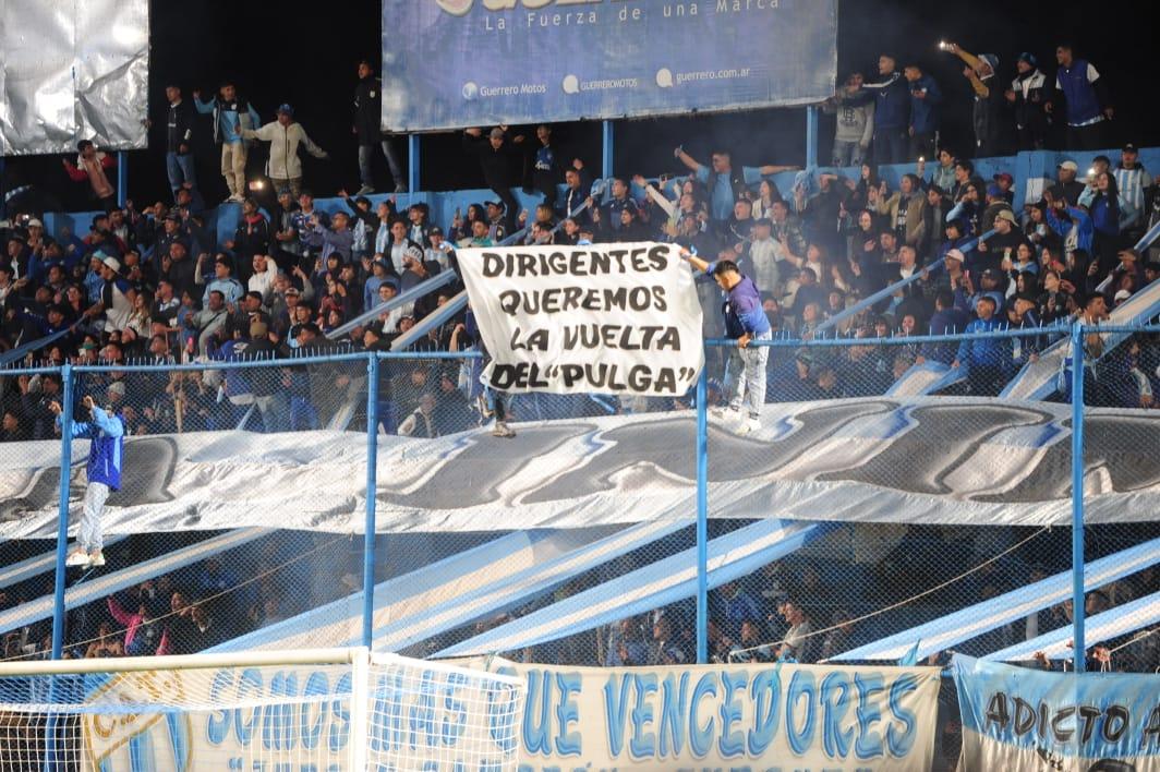 EL PEDIDO DE LOS HINCHAS. Realizaron una bandera que estuvo presente todo el partido. 