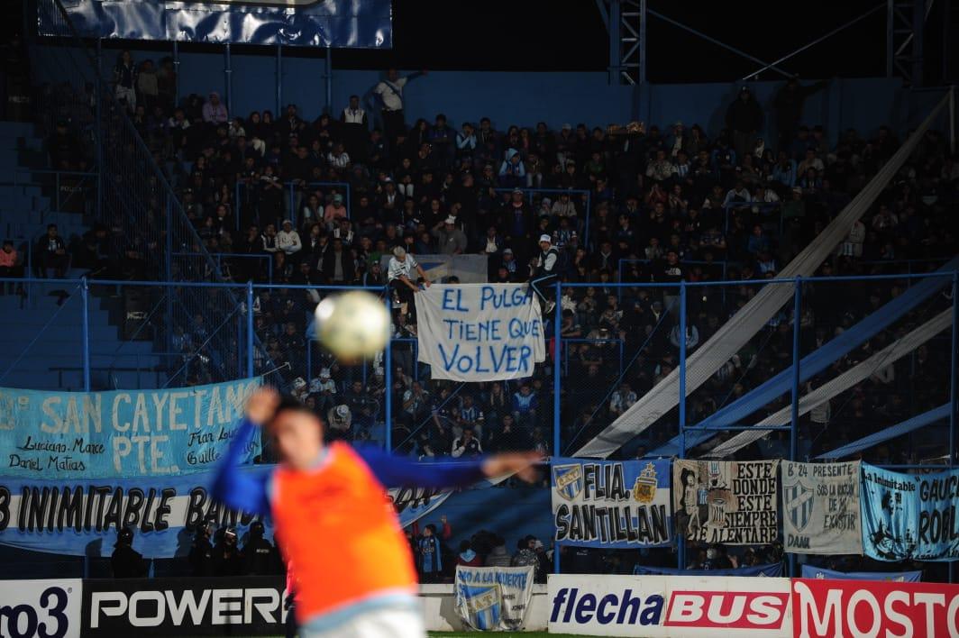 LOS PEDIDOS. Los hinchas colgaron varias banderas pidiendo por el regreso de Rodríguez. 