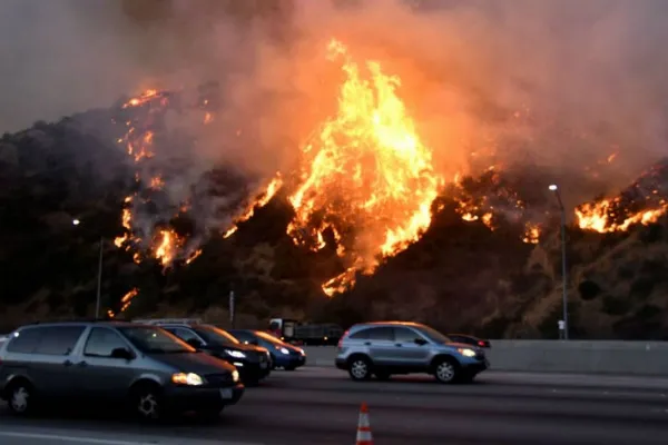 Un incendio forestal arrasó miles de hectáreas al norte de Los Ángeles