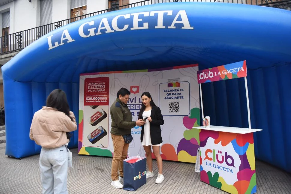 SORPRESA. Muchos de los suscriptores se enteraron de la promo al pasar, y se acercaron, sin dudar, a canjear su premio. LA GACETA / FOTOs DE Analía Jaramillo