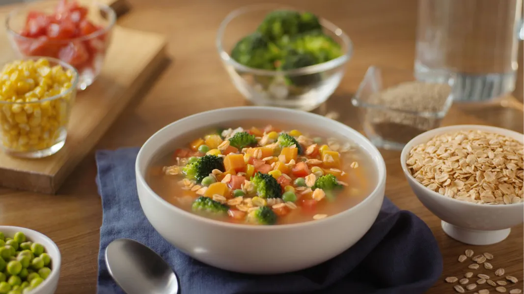 La receta de avena llena de colores con una variedad saludable de verduras.