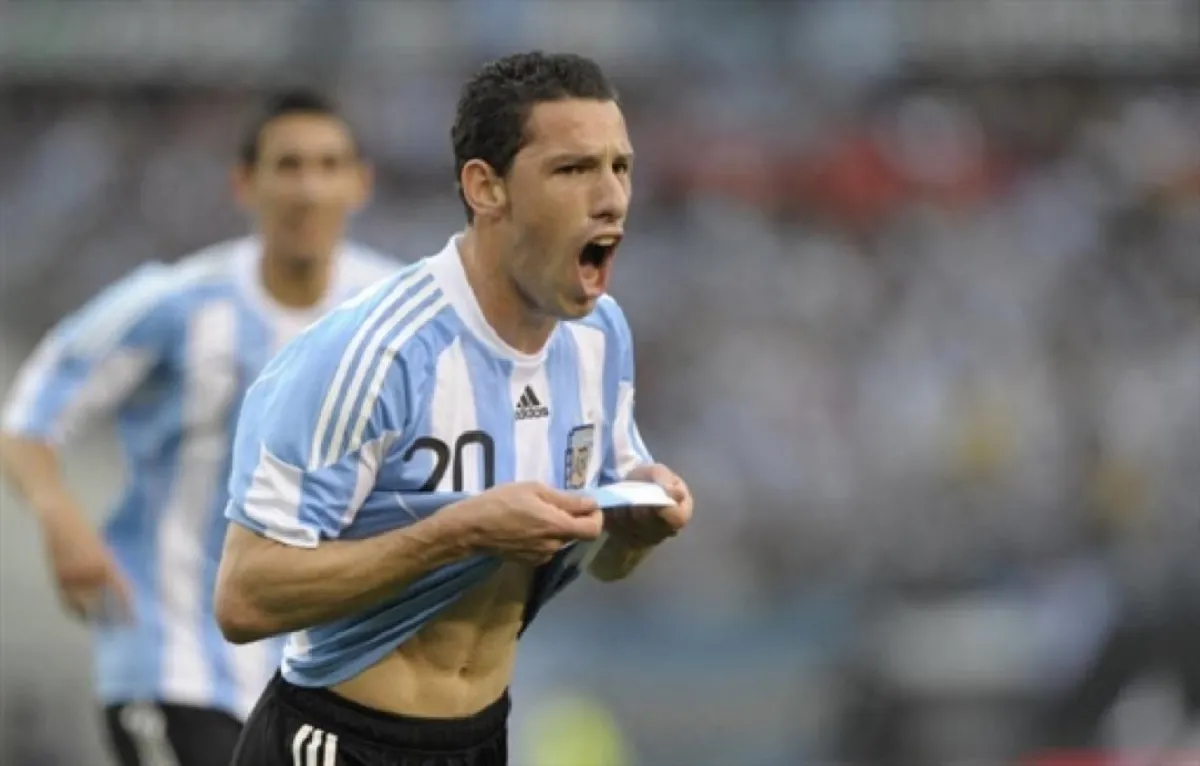 FESTEJO. Maxi Rodríguez celebra su doblete contra Canadá, en 2010.