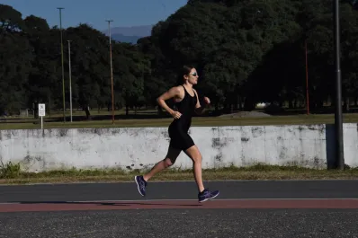 Es contadora, se inició en el triatlón hace tan sólo tres años y ya hizo podio nacional