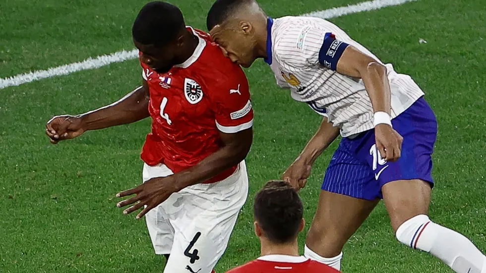 ¿Qué dijo el defensor austríaco con el que chocó Mbappé, y que le provocó una fractura en la Eurocopa?