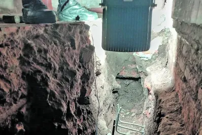 Hallan presuntos restos óseos: habrían estado enterrados en un consultorio médico