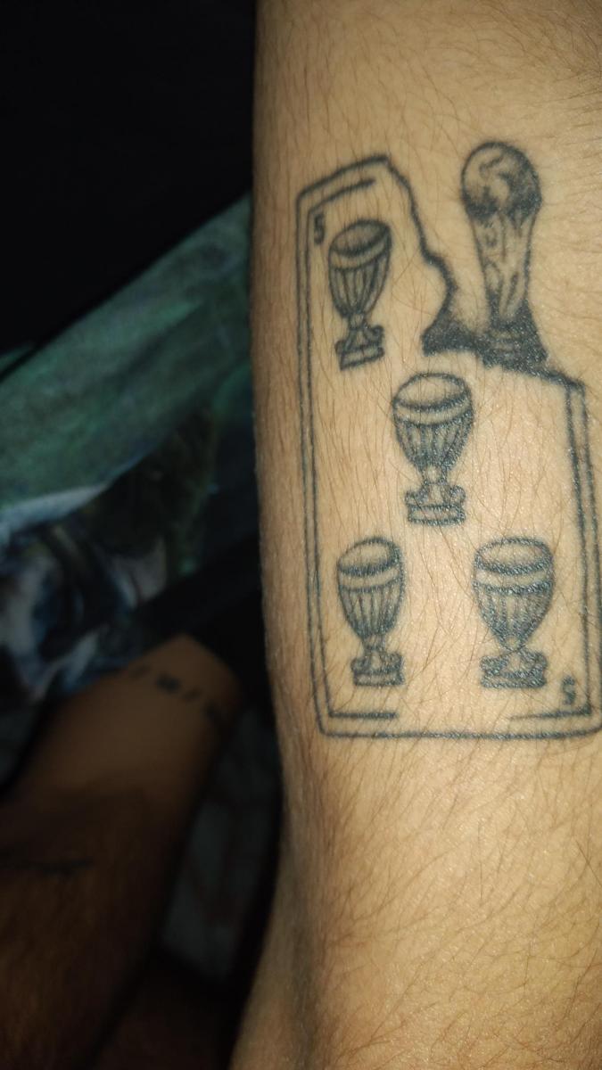 5 DE COPAS. Leonardo Álvarez decidió tatuarse la mítica carta que adivinó Lionel Messi previo a la final de la Copa América 2021. / Foto: Leonardo Álvarez