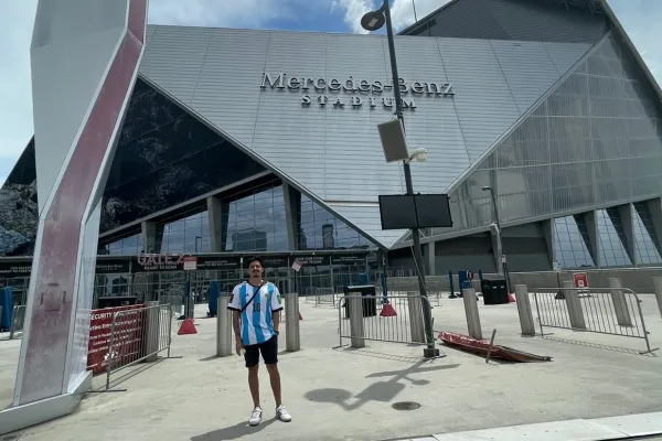 Es mendocino, organizó un viaje como mochilero para ver la Copa América y sueña con un autógrafo de Messi