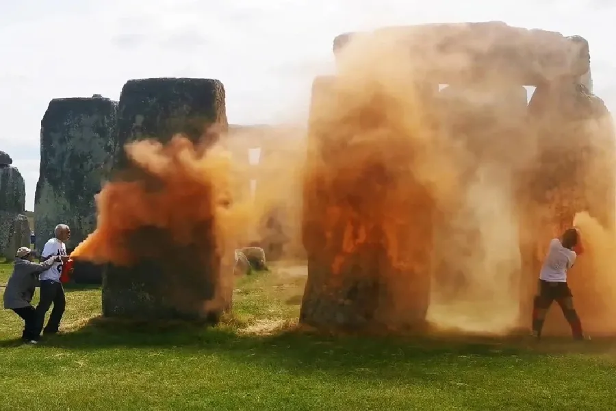 Activistas vandalizaron el histórico monumento Stonehenge con pintura